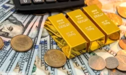 دلیل کاهش قیمت طلا در بازار امروز | خرید طلا توصیه می شود؟
