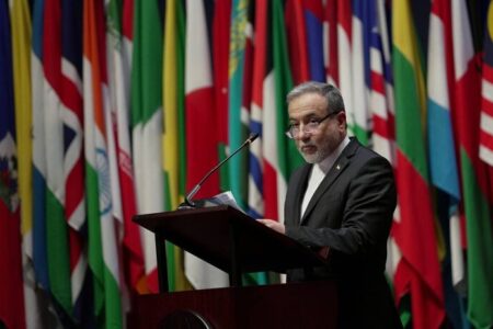 عراقچی: گفت‌وگو امری بدیهی و مهم برای جلوگیری از اشتباه‌ محاسباتی است