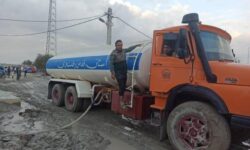 آب‌رسانی سریع تانکر آب آستان قدس رضوی در مناطق سیل‌زده شهرستان سیریک