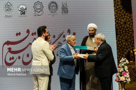 تجلیل از علی انسانی و حامد کاشانی در ویژه‌ برنامه «شجره طیبه» در قم