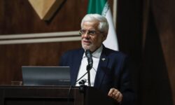 عارف: دانشگاه‌ها باید به نهاد علمی عمومی تبدیل شوند