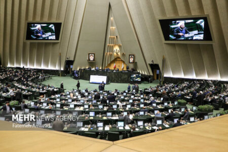 مجلس: بانک‌های ناتراز منحل یا ادغام شوند