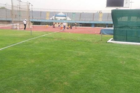 واکنش منیر و آسانی به شرایط نامناسب چمن ورزشگاه اراک+ عکس