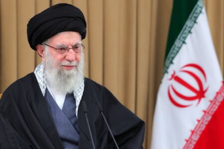 پیگیری وضعیت سلامت رضا امیرخانی از سوی رهبر معظم انقلاب