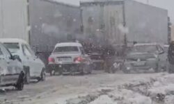گرفتار شدن خودروها در برف سنگین مرز تمرچین