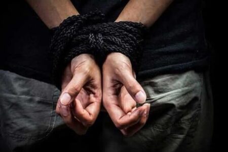 گروگان بشاگردی با پیگیری دادگستری جاسک آزاد شد