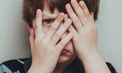 اخبار ناگوار با روان کودک چه می‌کند؟