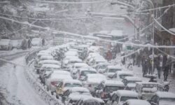 بارش برف خیابان های تهران را قفل کرد
