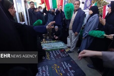 سردار قاآنی به مقام شهید سلیمانی ادای احترام کرد