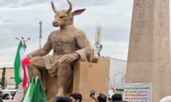 آتش کشیدن نماد بت بعل در مسیر راهپیمایی ۲۲ بهمن