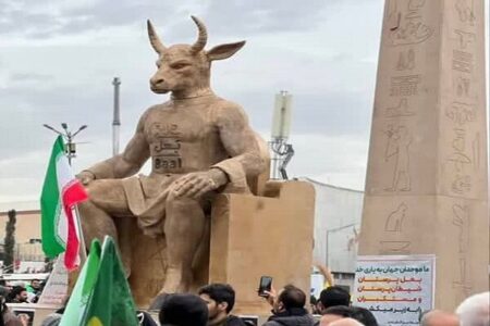 آتش کشیدن نماد بت بعل در مسیر راهپیمایی ۲۲ بهمن