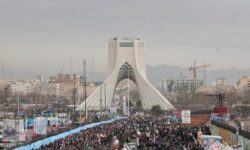 آسوشیتدپرس: ایرانی‌ها با وجود فشار آمریکا جشن انقلاب را برگزار کردند