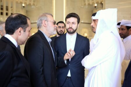 بررسی آخرین تحولات مذاکرات هسته‌ای میان لاریجانی با وزیرخارجه قطر