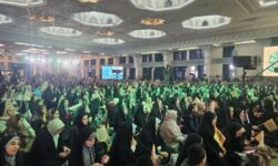 «به عشق مهدی» زیر باران بهاری مصلی؛ جوانه های انتظار در دل پیر و جوان