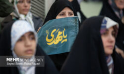 «به عشق مهدی» زیر باران بهاری مصلی؛ جوانه انتظار در دل پیر و جوان