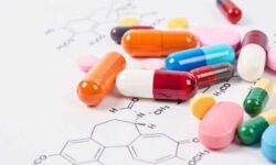 تبلیغ غیرقانونی دارو روی تابلوهای درمانگاه؛ نهاد ناظر کجاست؟