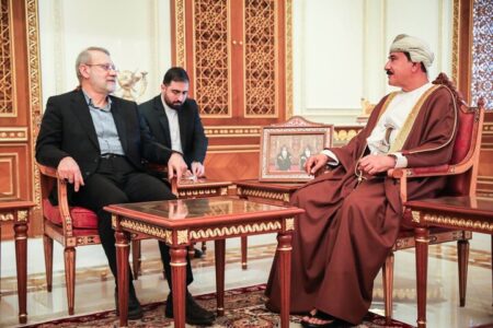 لاریجانی با وزیر دفتر سلطنتی عمان دیدار و گفتگو کرد