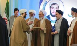 مهدی یاوران سال در همایش دکترین مهدویت تجلیل شدند