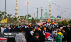 پیاده روی زائران در طریق‌المهدی(عج) به سمت مسجد جمکران