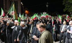 اجتماع شبانه سنندجی‌ها در حمایت از وطن