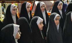 اجرای سرود توسط دانش آموزان فومنی در تجمع شبانه