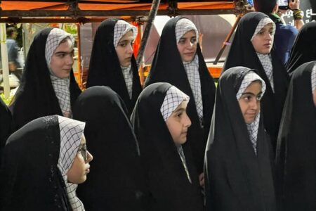 اجرای سرود توسط دانش آموزان فومنی در تجمع شبانه