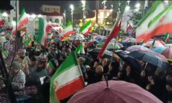 استقبال از خانواده شهدای دانش آموز میناب در تجمع شبانه مردم شهر رشت