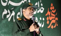 ایستادگی و مقاومت آگاهانه، رمز پیروزی در برابر دشمنان است