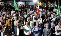 تجمع شبانه مردم بندر دیر در دفاع از انقلاب
