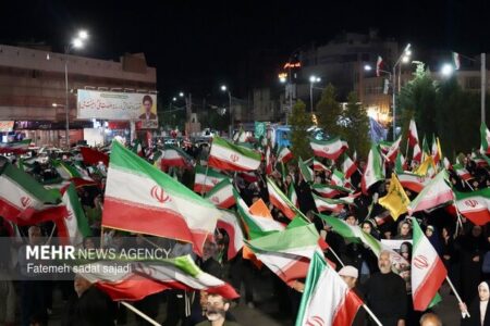 تداوم میدان داری مردم کرمان در شب هشتاد و دوم