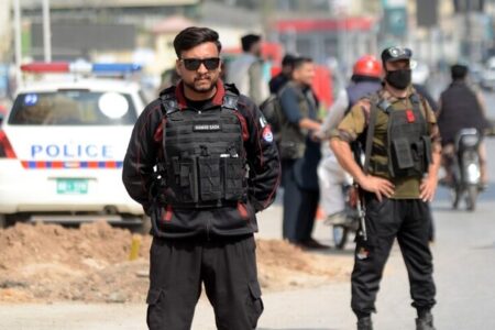حمله انتحاری در پاکستان؛ ۱۲ پلیس کشته شدند