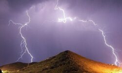 رگبار و رعد و برق در راه گلستان