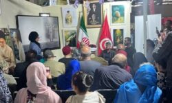 عرضه کتاب ترجمه زندگینامه رهبر شهید انقلاب به زبان عربی در تونس