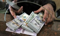 فروش دلار توسط شعب برخی بانک‌ها / بانک مرکزی پس از شوک قیمتی به بازار دست به کار شد