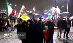 مردم «لشت نشا» در شب بارانی هفتادوهفتم میدان را خالی نکردند