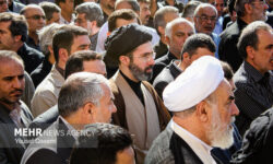نقد و بررسی کتابی درباره رهبر انقلاب