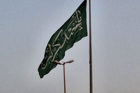 پرچم سبز علوی در ساحل خلیج فارس به اهتزاز درآمد