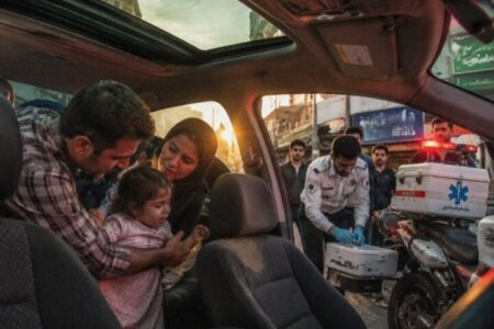 کودک ۳ ساله اصفهانی در سانروف خودرو گرفتار شد