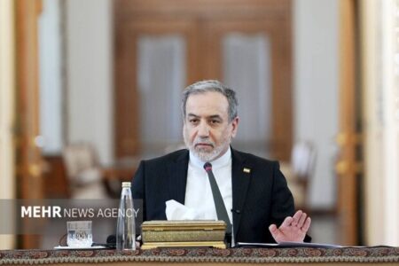 استقبال وزیر امور خارجه از پیام رهبر معظم انقلاب اسلامی