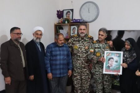 امیر سرتیپ الهامی با  خانواده شهید احمد حسین‌نژاد دیدار کرد
