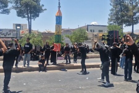 ظهر عاشورا در بیرجند؛ سوگ حسینی در دمای ۴۰ درجه