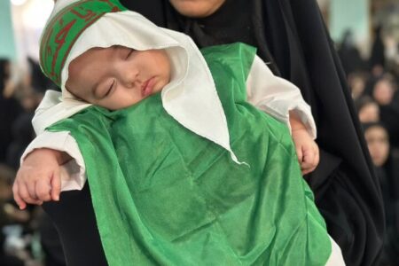 پیوند نسل نوپای چناران با آرمانهای محرم در همایش شیرخوارگان حسینی