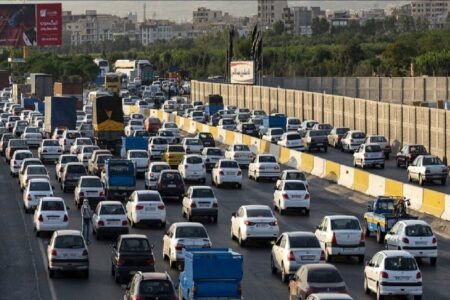 آخرین وضعیت ترافیکی محور‌های منتهی به شهر قم / ترافیک آزادراه تهران–قم به اوج رسید