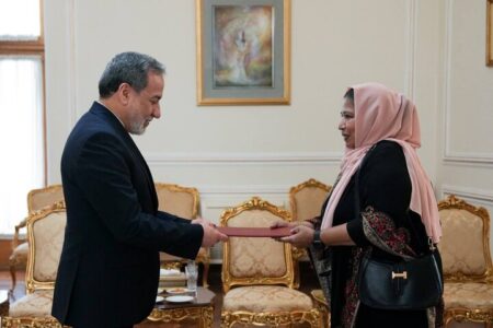 تسلیم رونوشت استوارنامه سفیر جدید سریلانکا به عراقچی
