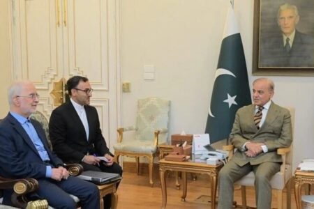 دیدار «مومنی» با نخست‌وزیر پاکستان در اسلام‌آباد