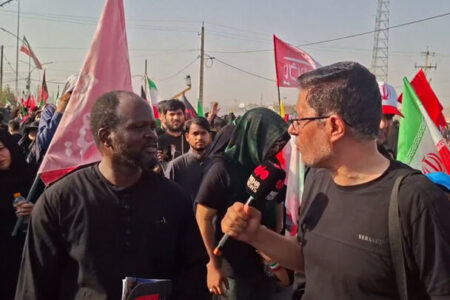 زائر اهل گینه: آقای شهید ایران به ما رسم آزادگی آموخت