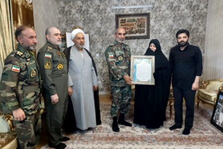 فرمانده نیروی زمینی ارتش با خانواده شهید سپهبد موسوی دیدار کرد