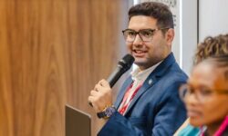 وقتی مشاور وزیر، جایگاهش را خرج بی‌قانونی مادرش می‌کند