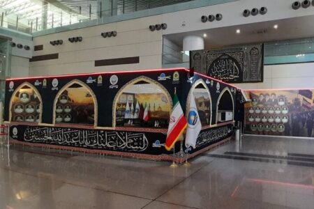 آشنایی زائران اربعینی در فرودگاه سلام با فعالیت های ستاد بازسازی عتبات