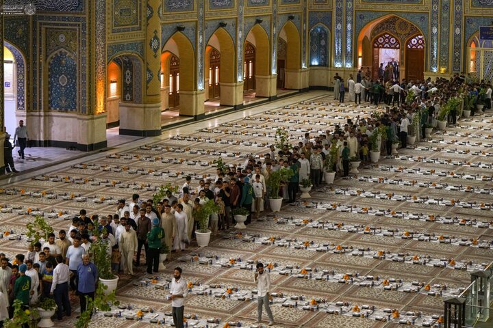 برپایی سفره اکرام ولادت حضرت رسول(ص) در حرم امیرالمومنین(ع)